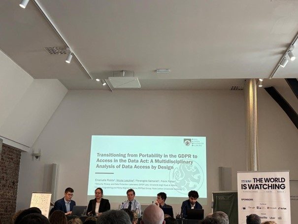 Nicola Leschke sitzt mit 4 Kollegen auf einer Bühne vor einem vollen Saal auf der Konferenz CPDP 2025. Im Hintergrund sieht man die Titelfolie, mit dem Titel „Transitioning from Portability in the GDPR to Access in the Data Act: A Multidisciplinary Analysis of Data Access by Design“.