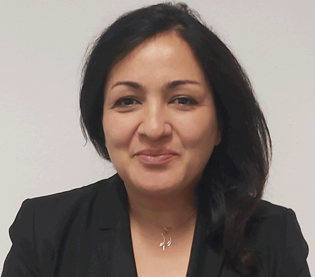 Auf diesem Bild ist Zahra Dabiri lachend zu sehen. 