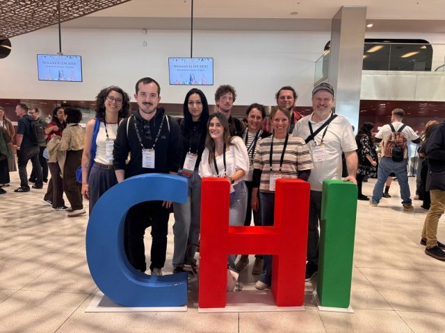 Cansu Demir mit einer Gruppe von Wissenschaftsstudenten auf der CHI in Barcelona im April 2026.