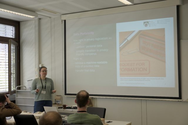 In einem Seminarraum steht EXDIGIT Doktorandin Nicola Leschke vor einer Wand, an die eine Folie zum Recht auf Datenportabilität angeworfen wird.