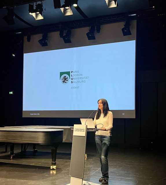 Auf der Bühne ist Cansu Demir bei ihrem Vortrag beim Co-Creat Projekt zu sehen.